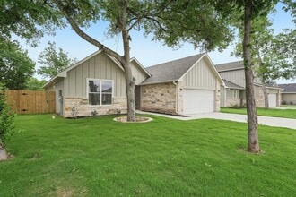 344 Webb St in Smithville, TX - Building Photo - Building Photo
