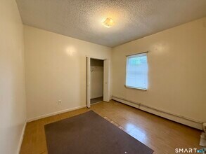 132 Locust St in Waterbury, CT - Building Photo - Building Photo