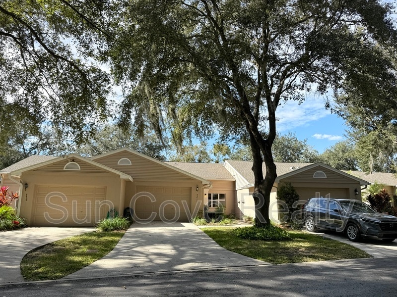 5215 Lochmead Terrace in Zephyrhills, FL - Building Photo