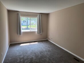303 Newport Ln in Bartlett, IL - Foto de edificio - Building Photo