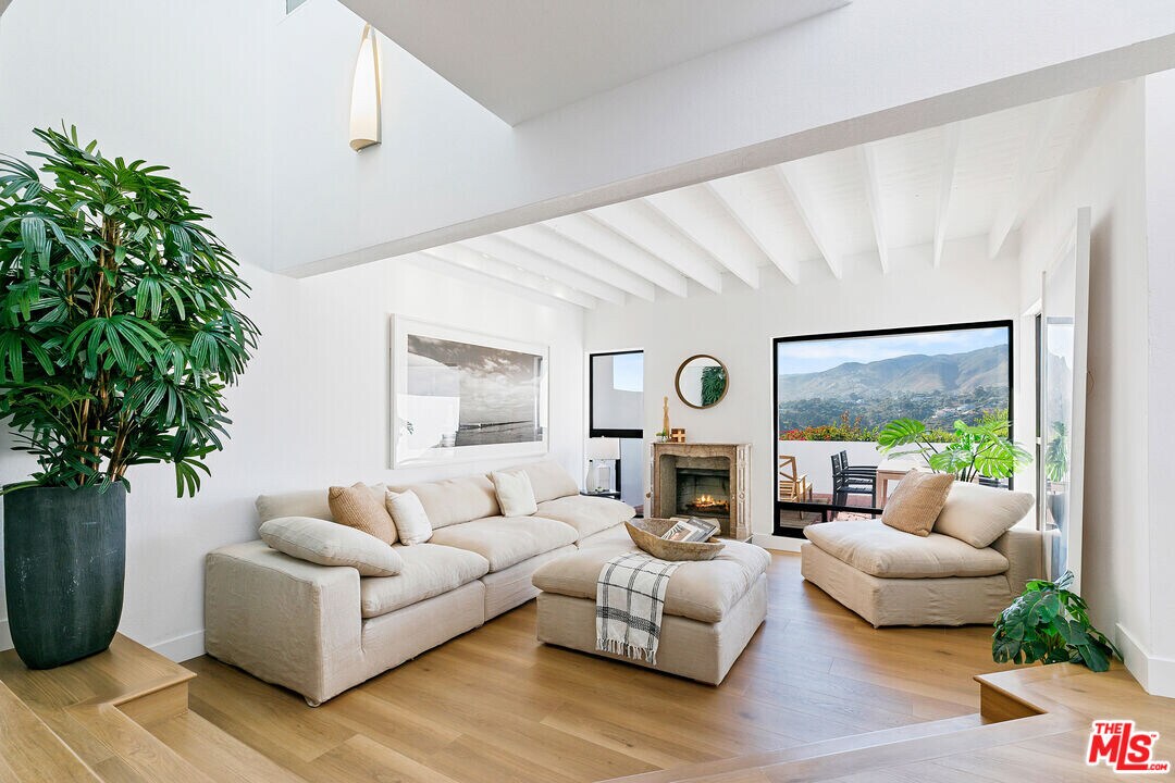 29221 Heathercliff Rd in Malibu, CA - Building Photo