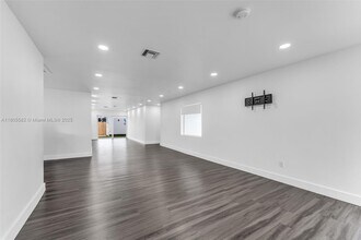 12205 SW 42nd St in Miami, FL - Foto de edificio - Building Photo