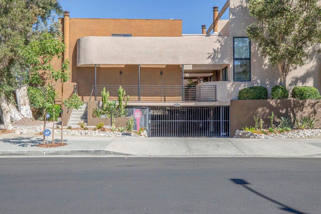 5456 Hermitage Ave in Valley Village, CA - Foto de edificio