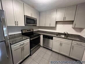 24 Whites Ave, Unit 68 in Watertown, MA - Foto de edificio - Building Photo