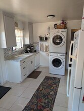 1298 W Hacienda Ave in Campbell, CA - Foto de edificio - Building Photo
