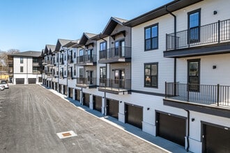 Mission Flats Apartments in Mission, KS - Foto de edificio - Building Photo