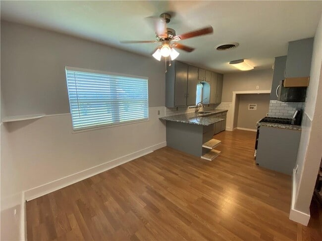 102 E Live Oak St in Hutto, TX - Building Photo - Building Photo