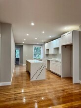 8 Kilsyth Rd, Unit 2 in Brookline, MA - Building Photo - Building Photo