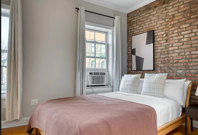 120 Christopher St in New York, NY - Building Photo - Building Photo