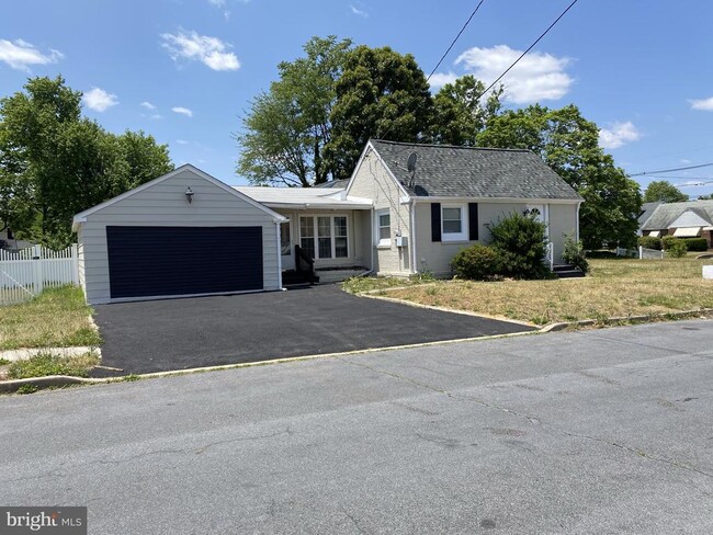 property at 304 W Evesham Rd