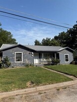 708 Cooper St in Bowie, TX - Building Photo