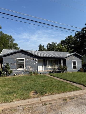 708 Cooper St in Bowie, TX - Building Photo