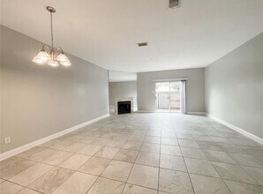 7669 Cambridge St in Houston, TX - Building Photo - Building Photo