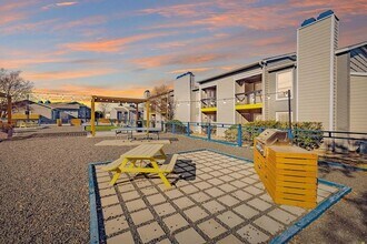 Lark Apartments in San Antonio, TX - Foto de edificio - Building Photo