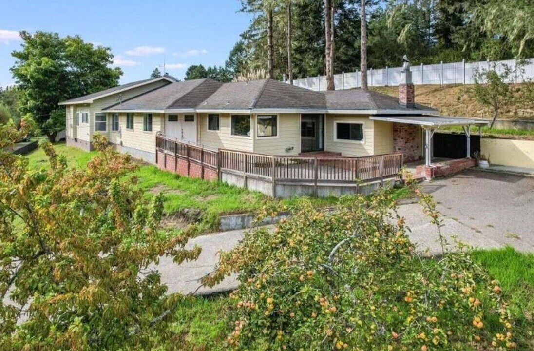 2401 Hillside Dr in Fortuna, CA - Building Photo