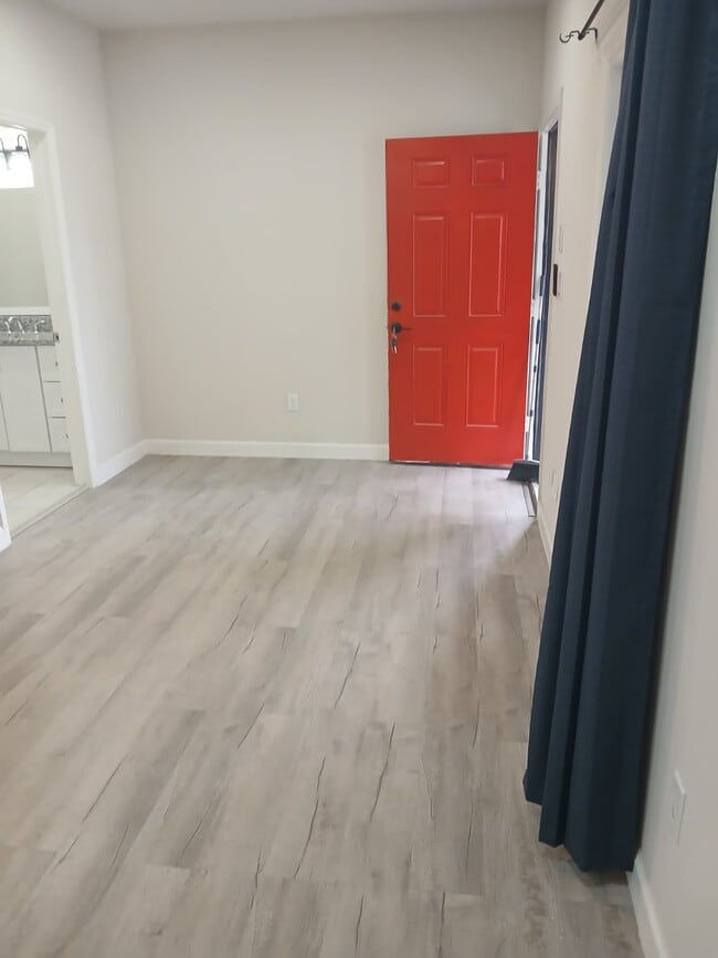 2402 E Dr Martin Luther King Jr Blvd, Unit 1 in Tampa, FL - Building Photo - Building Photo