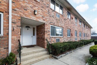 Heckscher Park Gardens in Huntington, NY - Building Photo - Building Photo