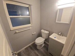 1818 E Lovers Ln in Arlington, TX - Building Photo - Building Photo