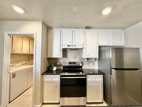 9164 Wilcrest Dr in Houston, TX - Building Photo - Building Photo