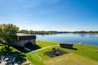 Greens Lake Apartments in Clarkston, MI - Foto de edificio - Building Photo