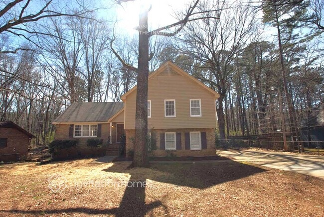 1519 Rangewood Dr SW in Lilburn, GA - Foto de edificio - Building Photo