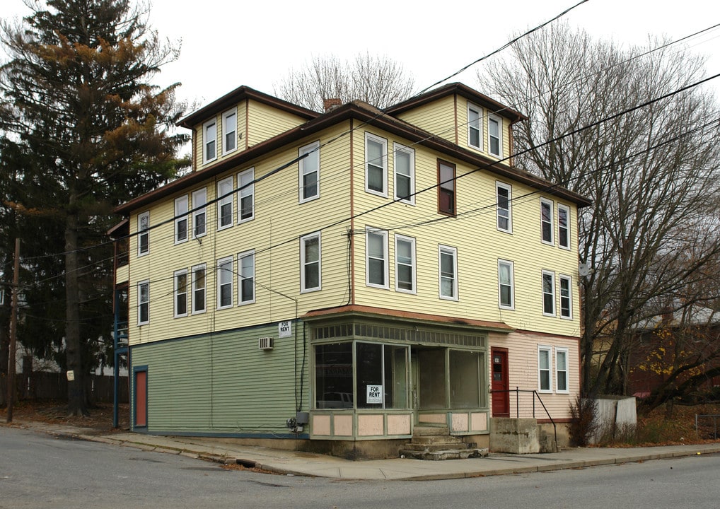 369 Valley St in Willimantic, CT - Foto de edificio