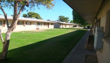 Desert Village Apartments in Glendale, AZ - Building Photo - Building Photo