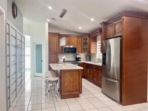 2527 W 71st Pl in Hialeah, FL - Building Photo - Building Photo