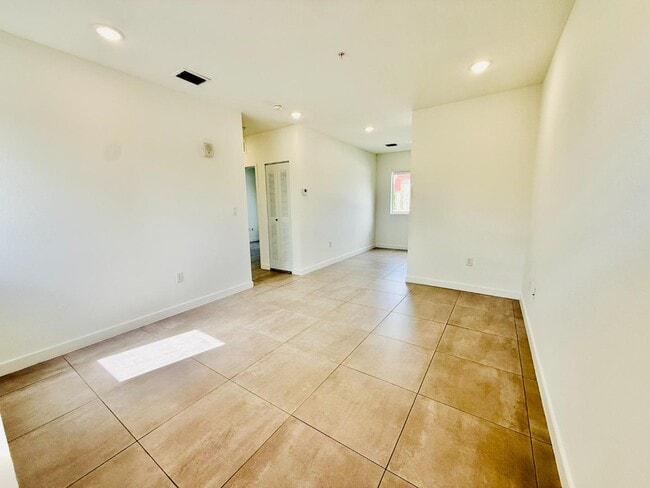 1295 W 69th St in Hialeah, FL - Foto de edificio - Building Photo