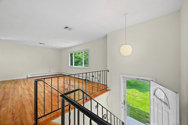 2790 Reservoir Ave in Trumbull, CT - Building Photo - Building Photo