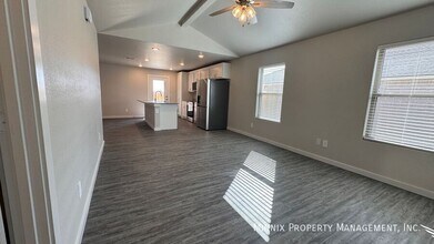 306 E 77th St in Lubbock, TX - Foto de edificio - Building Photo