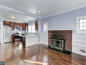 811 Thayer Ave, Unit 1 in Silver Spring, MD - Foto de edificio - Building Photo