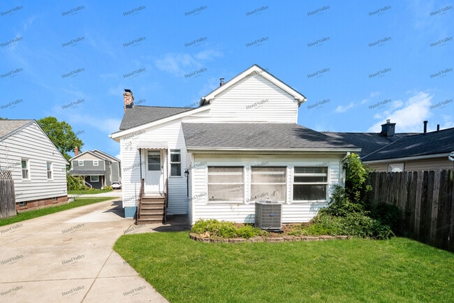 property at 1662 Crestwood Rd