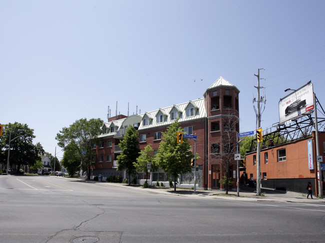 704 Mortimer Ave in Toronto, ON - Building Photo - Building Photo