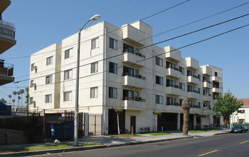 2816 San Marino St in Los Angeles, CA - Building Photo - Building Photo