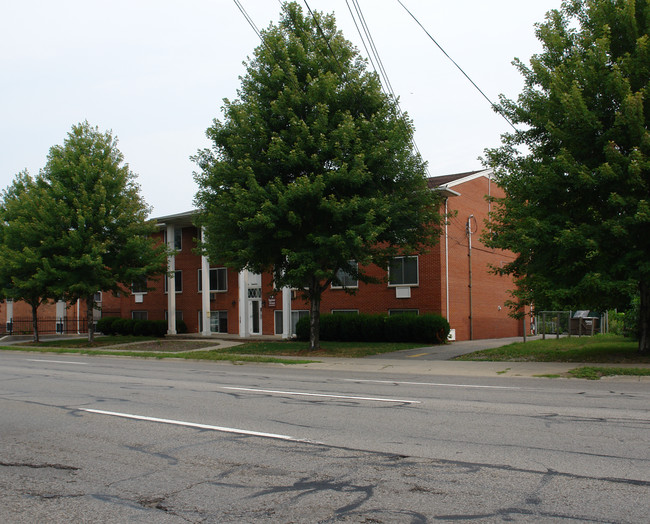 Saginaw Terrace in Lansing, MI - Building Photo - Building Photo