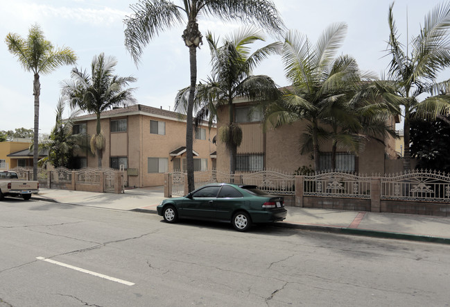 2447-2457 Pacific Ave in Long Beach, CA - Foto de edificio - Building Photo