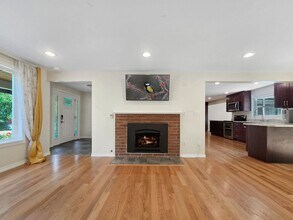 12017 NE 66th St in Kirkland, WA - Building Photo - Building Photo