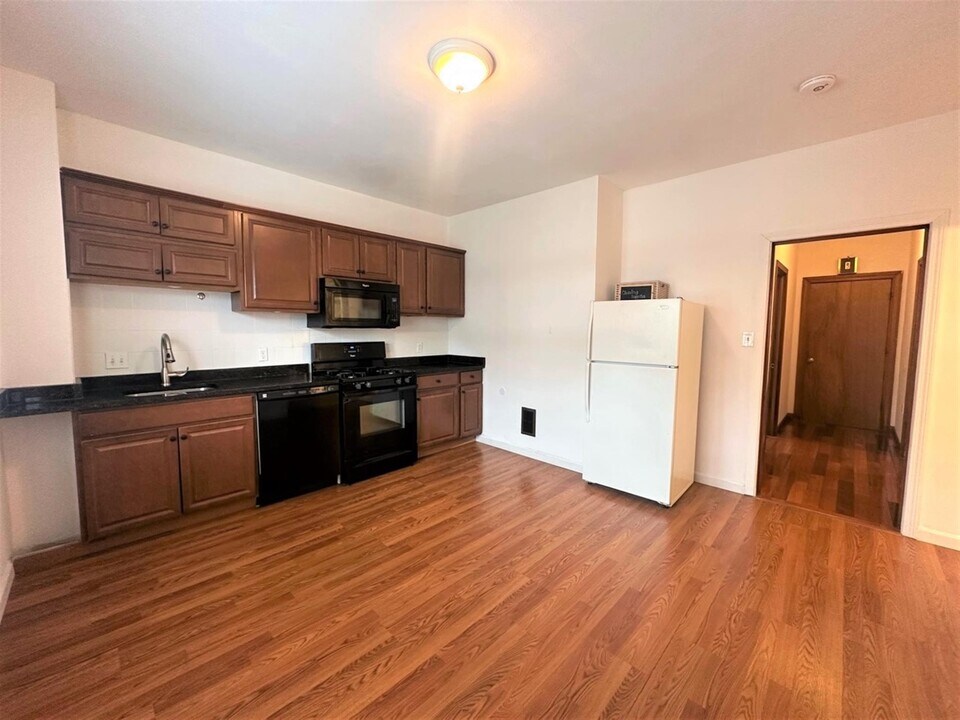 24 Rossmore St in Somerville, MA - Building Photo