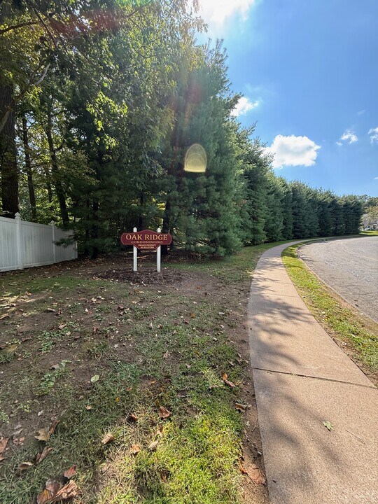 76 Oak Ridge Dr, Unit 76 in Windsor Locks, CT - Building Photo