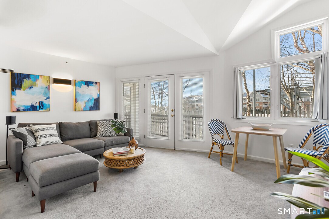 3250 Fairfield Ave in Bridgeport, CT - Building Photo