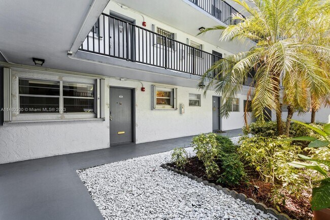 1800 SW 25th St-Unit -2102 in Miami, FL - Building Photo - Building Photo