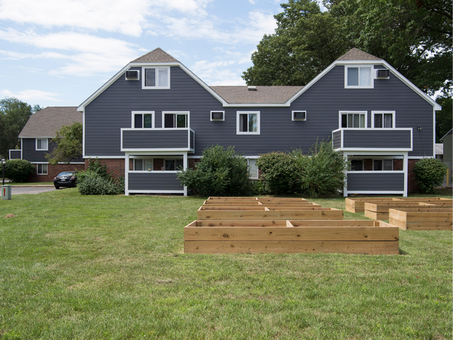 Cedar Crest Apartments in Mishawaka, IN - Building Photo - Building Photo