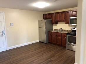 65 Log St in Manchester, NH - Foto de edificio - Building Photo