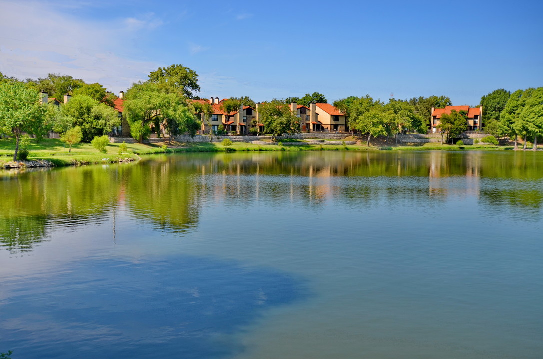 Lakehill Townhomes in Carrollton, TX - Building Photo