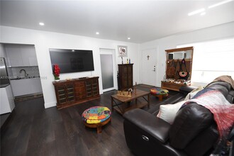 12850 SW 43rd Dr in Miami, FL - Foto de edificio - Building Photo