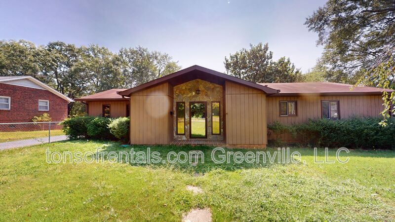 102 Meadow St in Spartanburg, SC - Building Photo