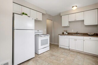 Maple Road Townes in Birmingham, MI - Building Photo - Building Photo