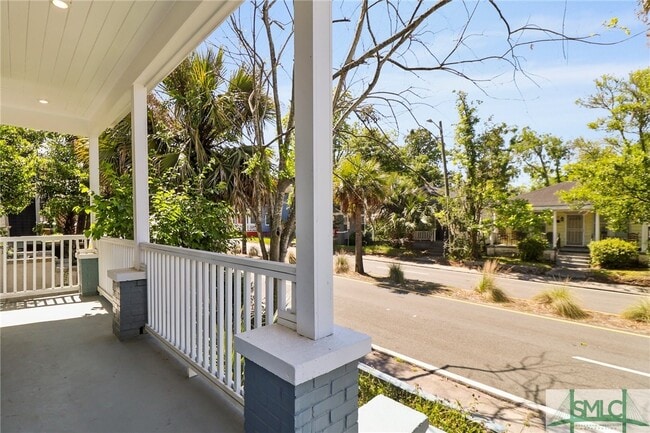 property at 826 W Victory Dr