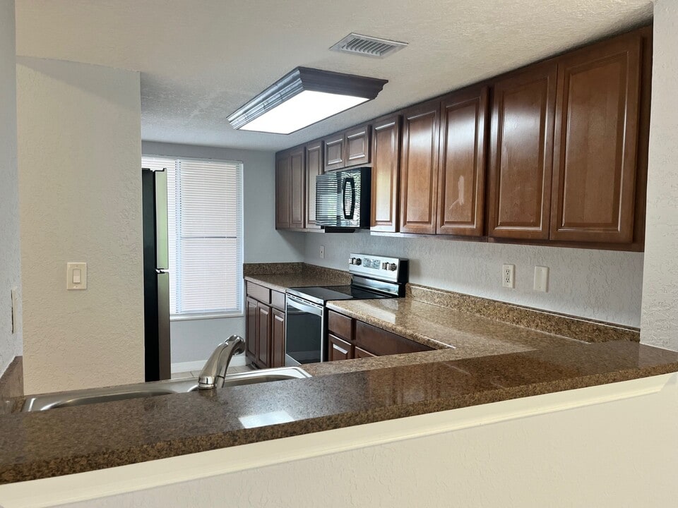 592 100th Ave N in St. Petersburg, FL - Building Photo